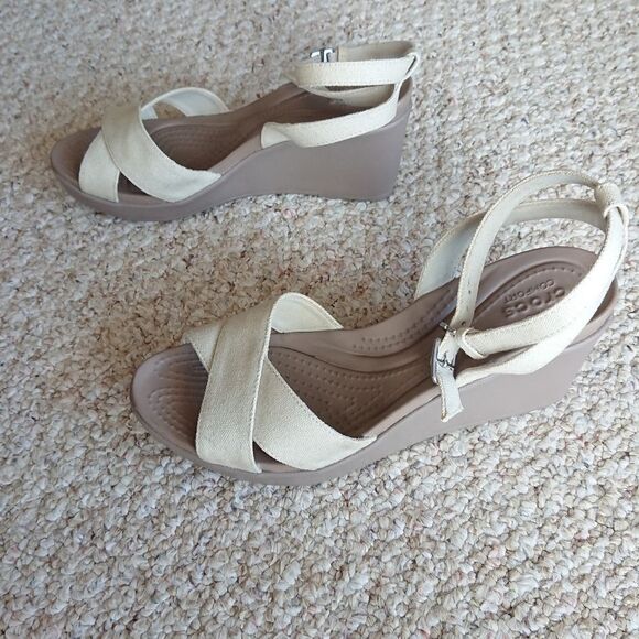 Crocs Leigh II Crossstrap Wedge Sandal Size 9 Oatmeal/Mushroom color - Picture 7 of 16